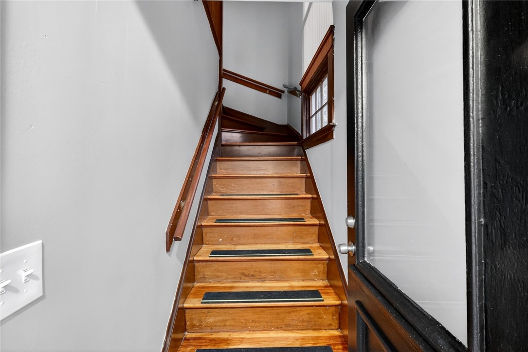 41 Rounds Avenue Providence, RI 02907 - Photo 11 of 28 Front Entrance 2nd floor