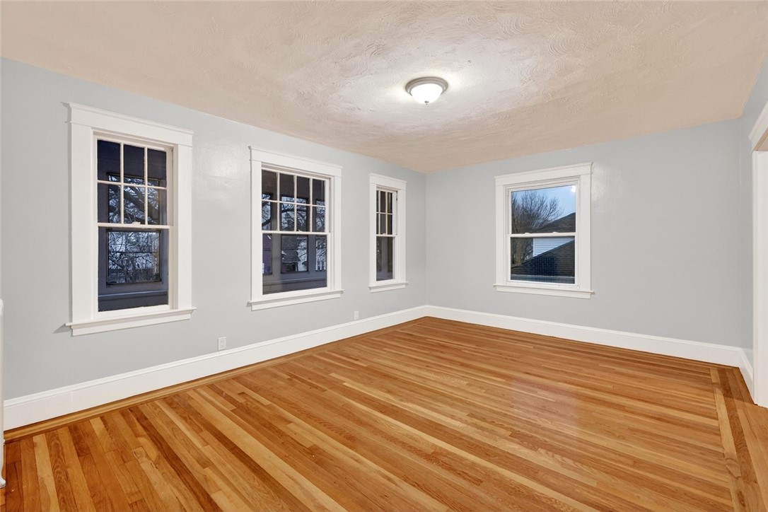 41 Rounds Avenue Providence, RI 02907 - Photo 14 of 28 Living Room 2nd floor
