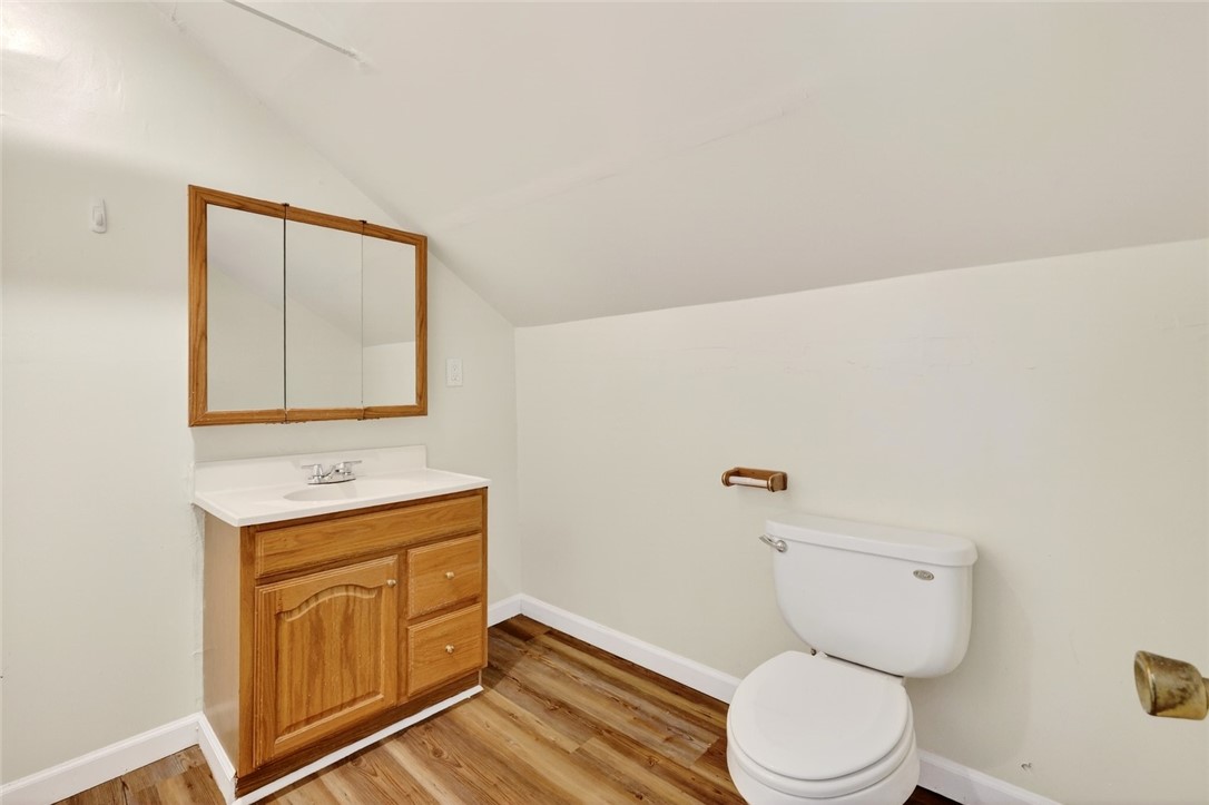 41 Rounds Avenue Providence, RI 02907 - Photo 20 of 28 3rd floor bathroom