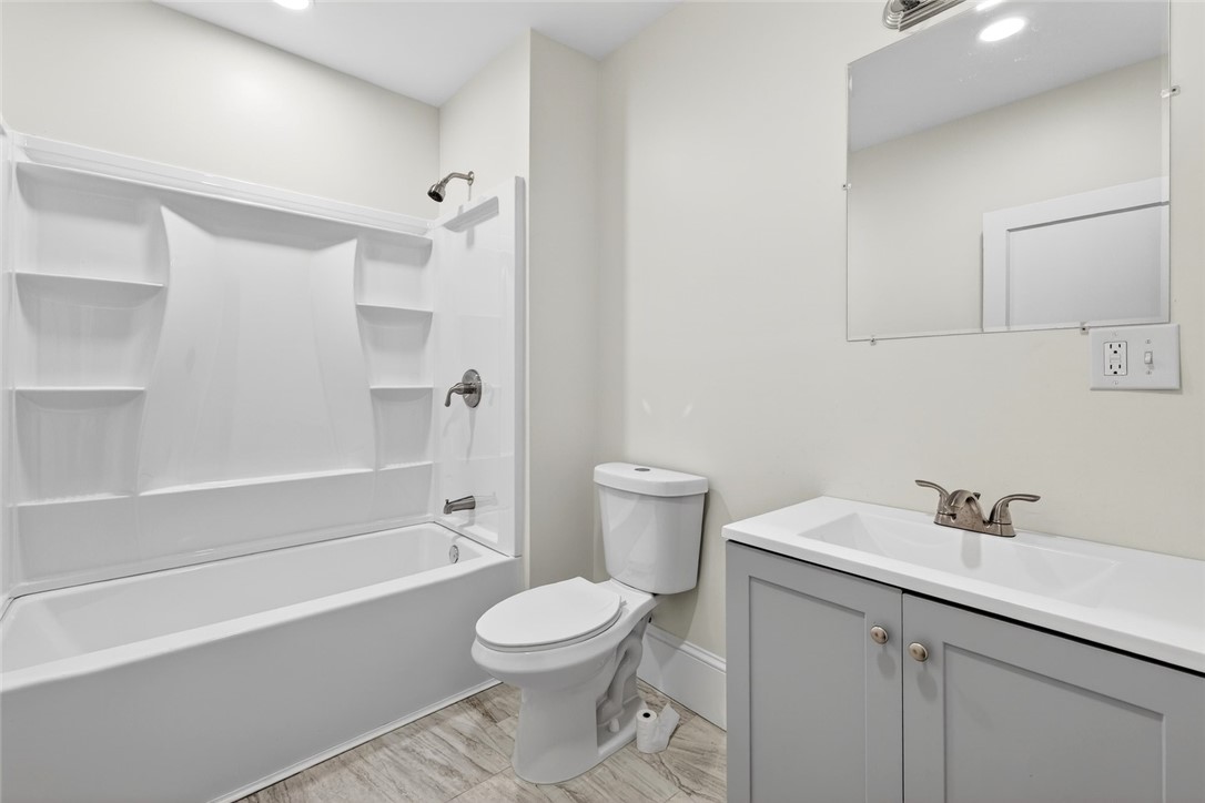 41 Rounds Avenue Providence, RI 02907 - Photo 5 of 28 1st floor Bathroom
