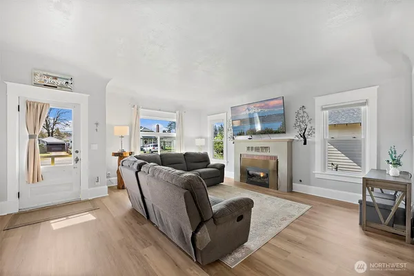 $579,900 | 211 Calistoga Street East, Orting, WA 98360