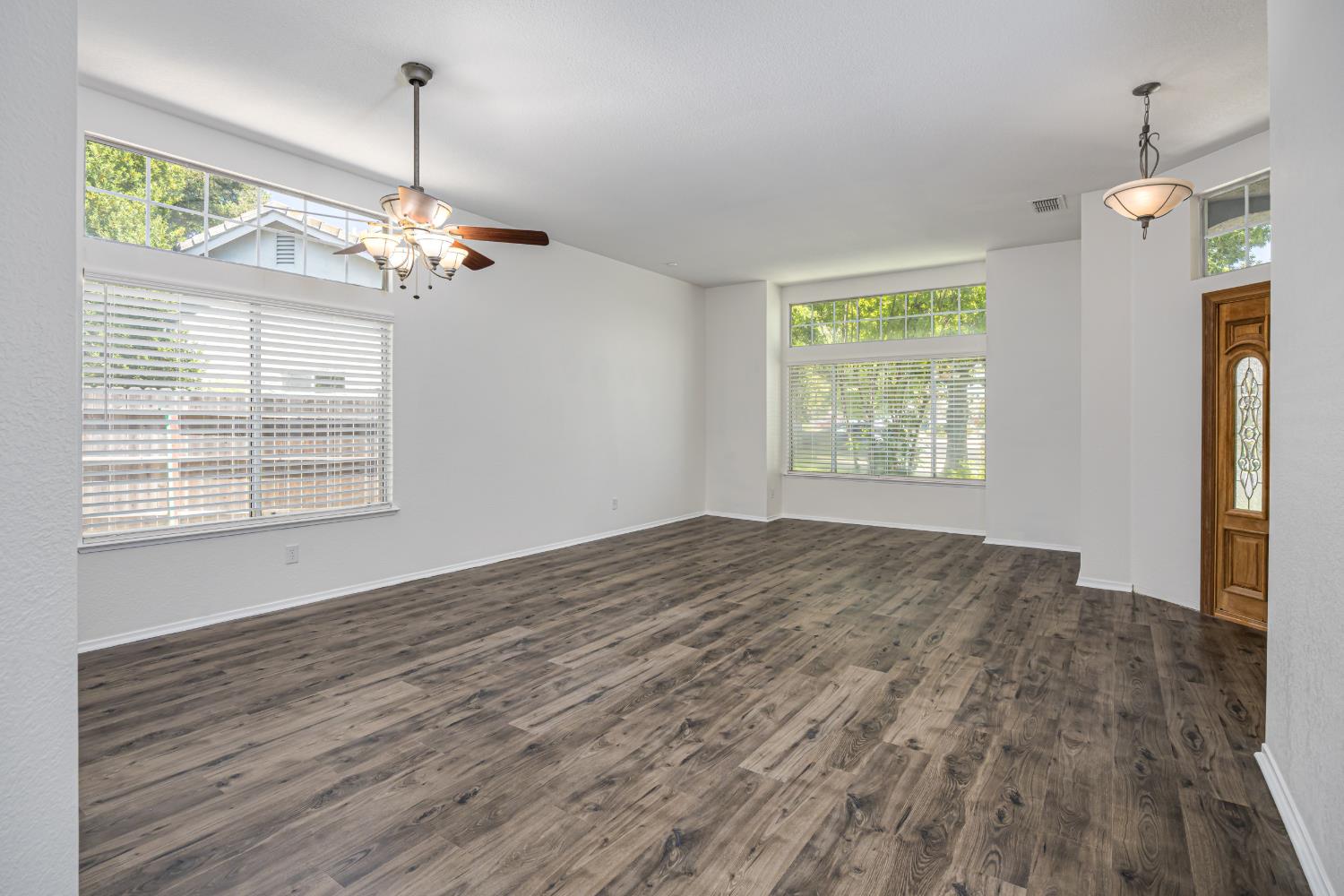 9282 Dever Circle Elk Grove, CA 95624 - Photo 16 of 38 LIVING ROOM