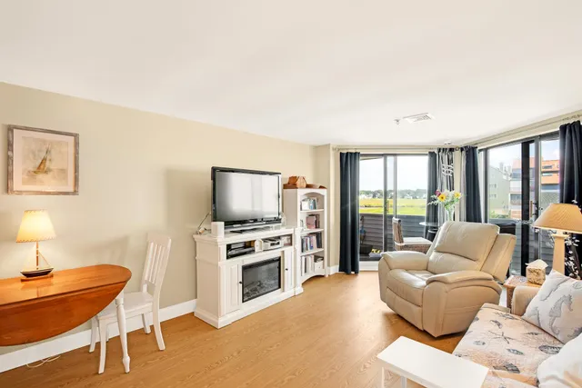 $525,000 | 567 Ocean Boulevard, Unit 104, Hampton, NH 03842