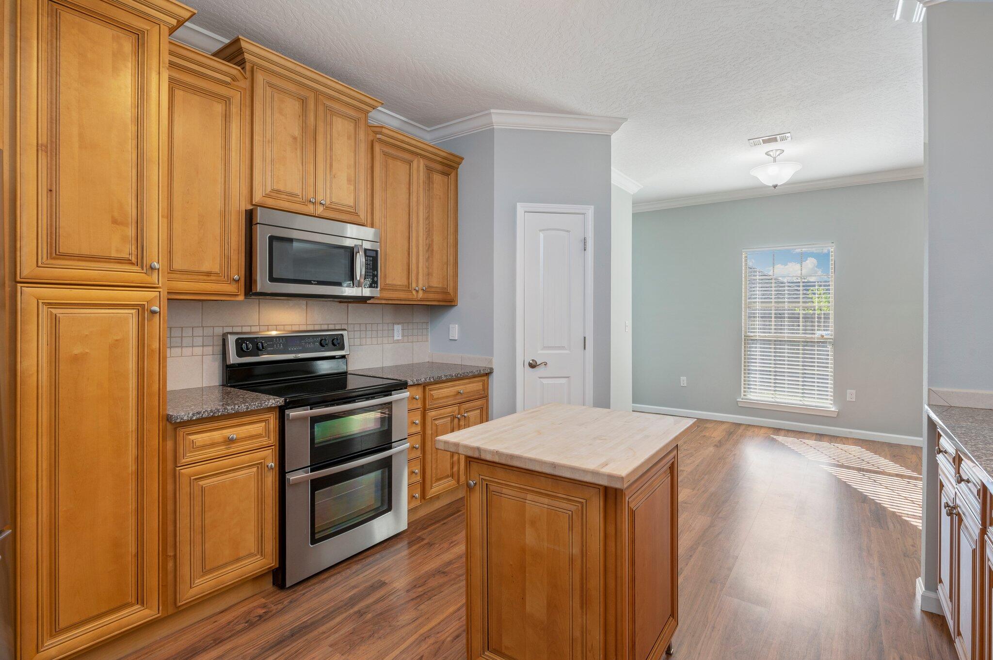 4623 Hermosa Road Crestview, FL 32539 - Photo 14 of 41 a kitchen with stainless steel appliances a stove a microwave and sink