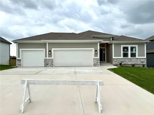 $569,900 | 1015 Poplar Lane, Liberty, MO 64068
