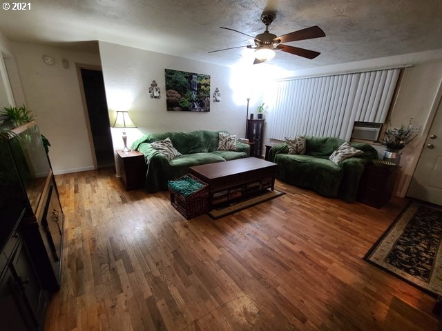 557 20th Street Springfield, OR 97477 - Photo 4 of 21