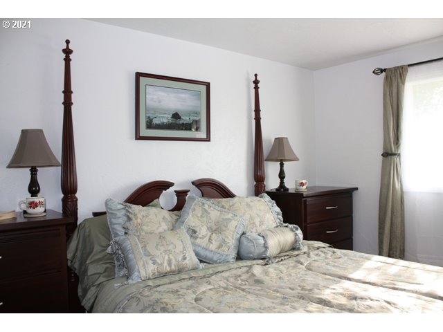 557 20th Street Springfield, OR 97477 - Photo 8 of 21
