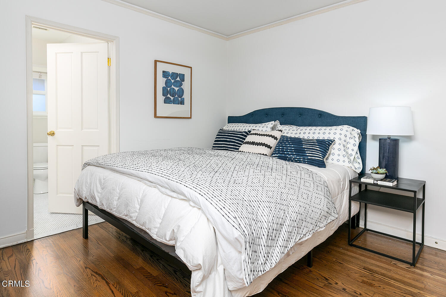 420 Northcliff Road Pasadena, CA 91107 - Photo 16 of 25 a bedroom with a bed and a lamp on table