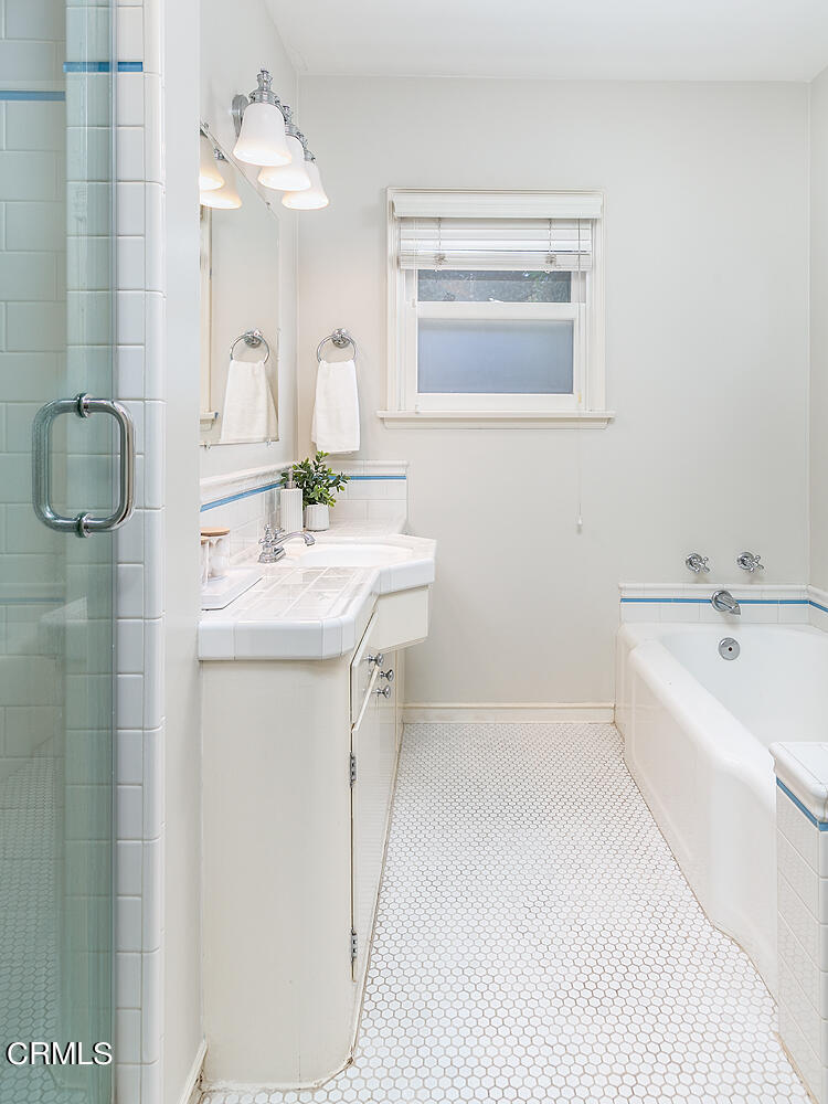 420 Northcliff Road Pasadena, CA 91107 - Photo 20 of 25 a bathroom with a sink a toilet and shower