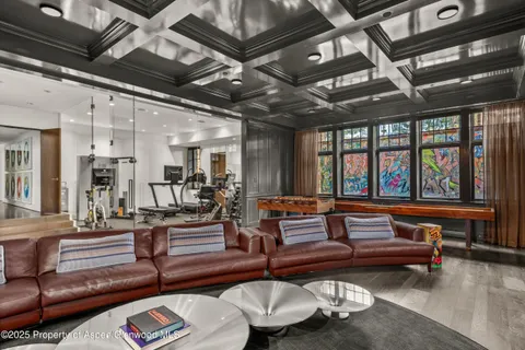 a view of a livingroom with furniture