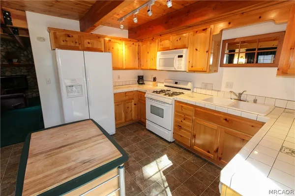 $2,650 | 442 Salem Drive, Big Bear City, CA 92314