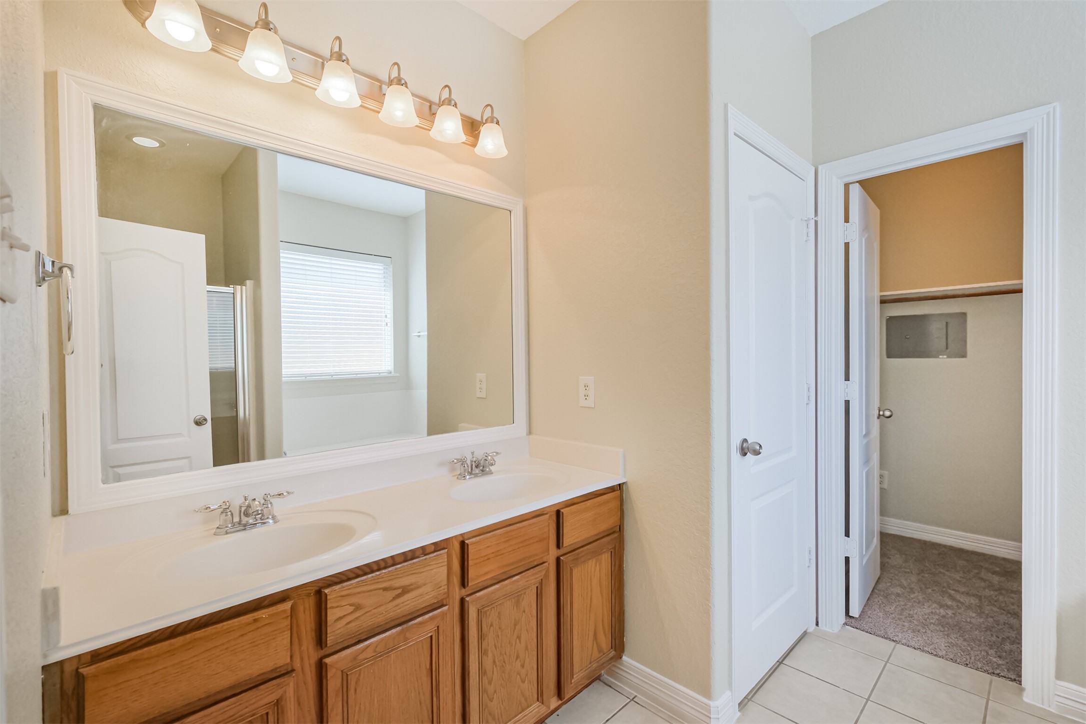 5811 Ranch Riata Court Katy, TX 77449 - Photo 21 of 35 Primary Bath