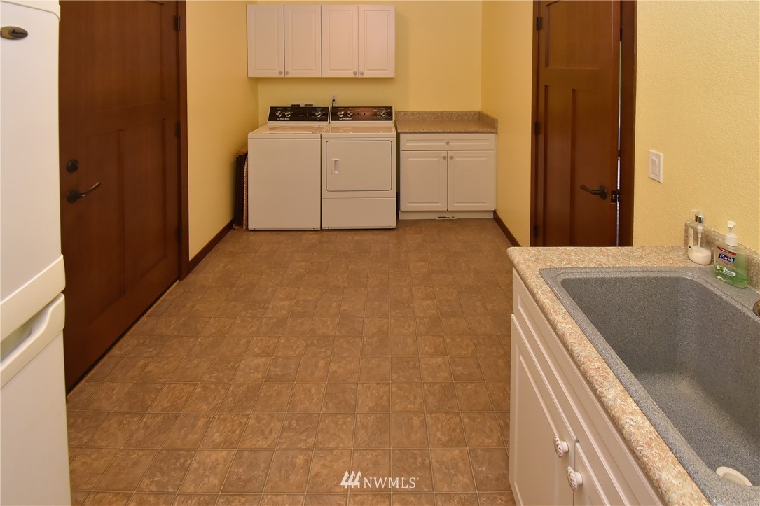 5124 133rd Avenue Southwest Rochester, WA 98579 - Photo 29 of 36 a utility room with dryer and washer