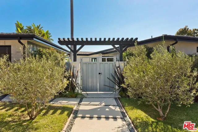 a view of a house with backyard