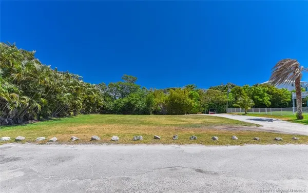 a view of a yard with an empty space