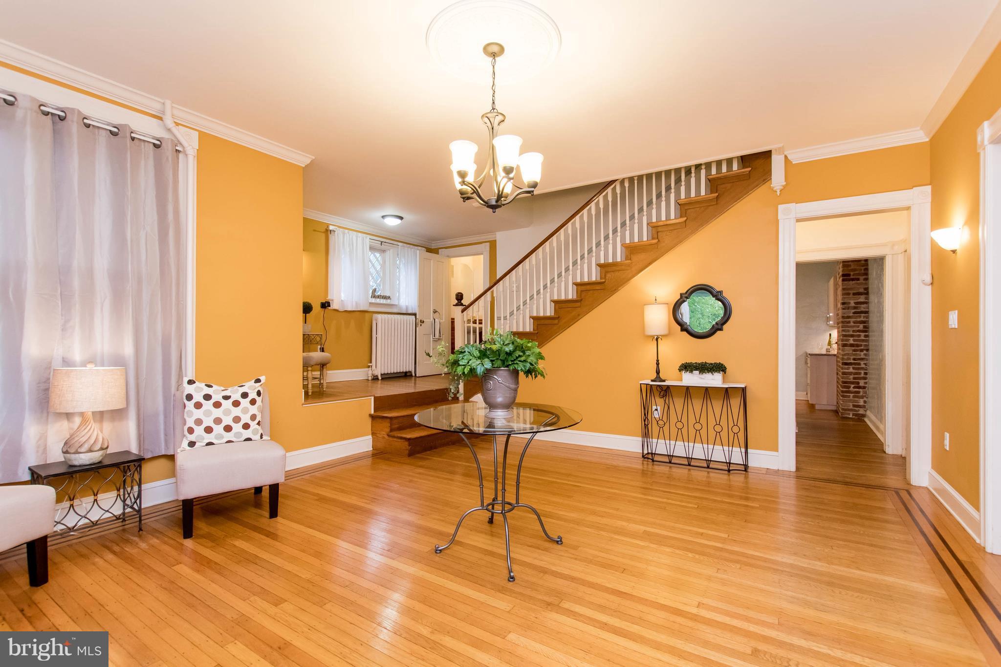 2214 Ken Oak Road Baltimore, MD 21209 - Photo 3 of 30 Grand foyer or living room