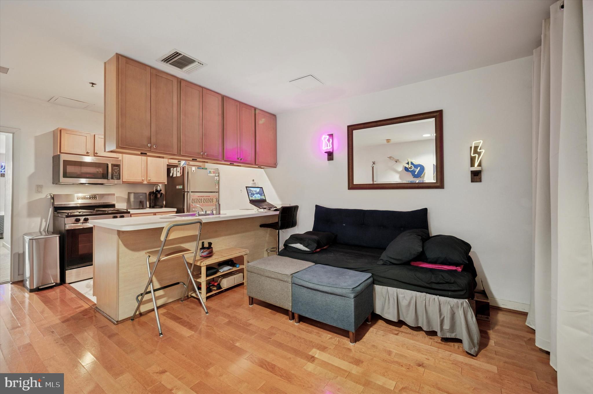 1100-00 Vine Street, Unit 1409 Philadelphia, PA 19107 - Photo 2 of 19 a living room with furniture and kitchen view