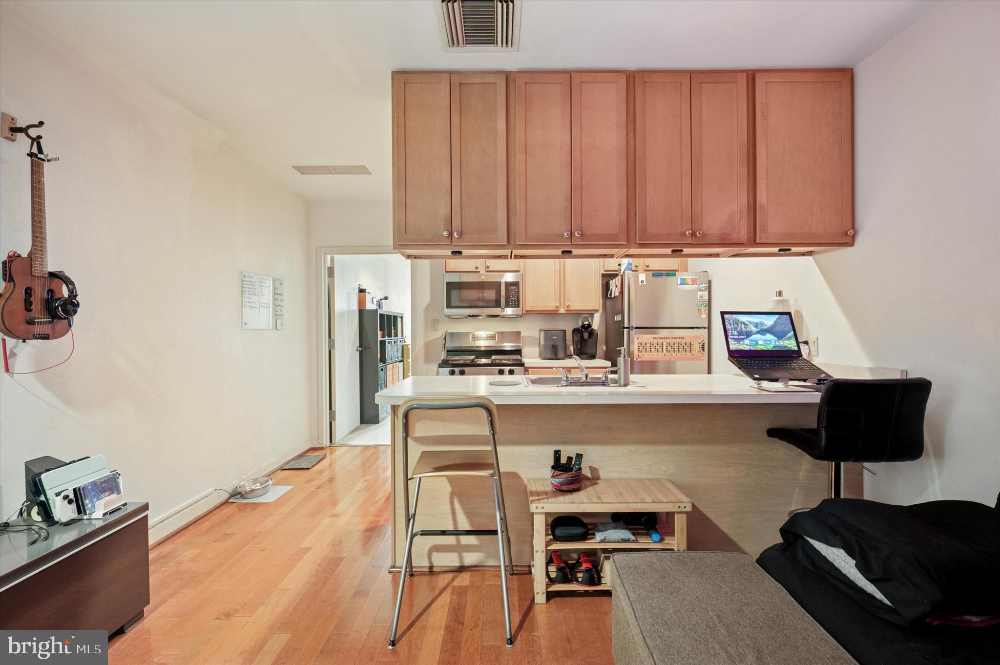 1100-00 Vine Street, Unit 1409 Philadelphia, PA 19107 - Photo 4 of 19 a room with a workspace