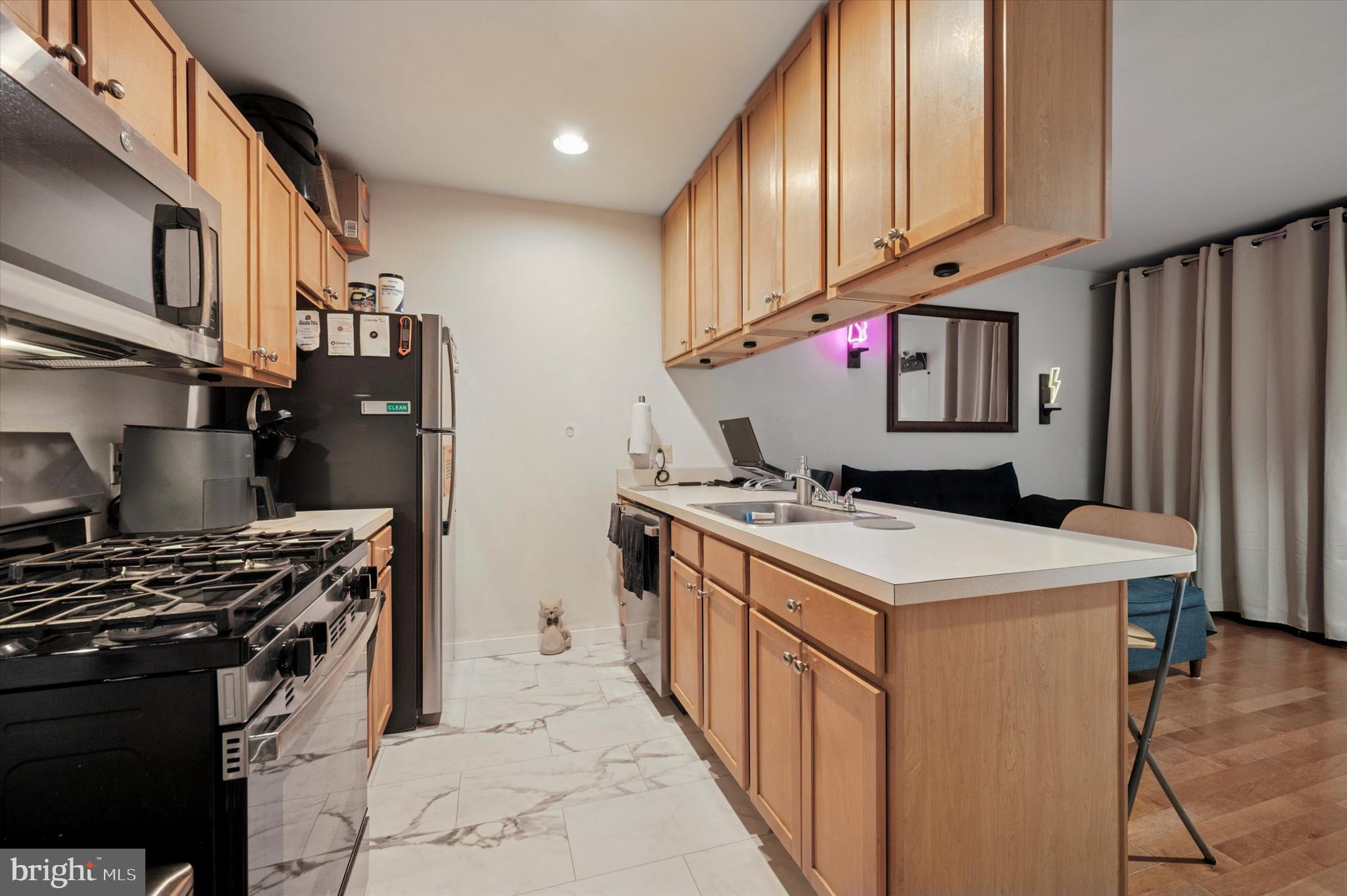 1100-00 Vine Street, Unit 1409 Philadelphia, PA 19107 - Photo 8 of 19 a kitchen that has a stove and a microwave