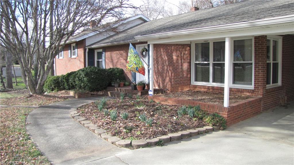 915 East Fairfield Road High Point, NC 27263 - Photo 3 of 28 Gallery Image 3