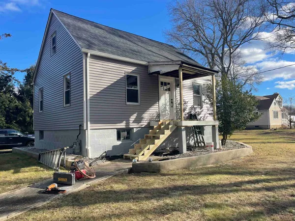 a view of a house with backyard