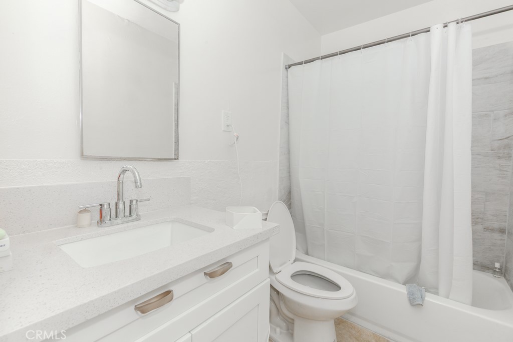 518 West Fredricks Street Barstow, CA 92311 - Photo 11 of 35 a bathroom with a sink toilet and shower
