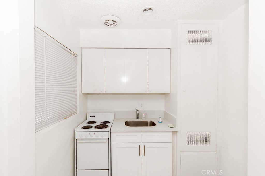 518 West Fredricks Street Barstow, CA 92311 - Photo 13 of 35 a utility room with dryer and washer