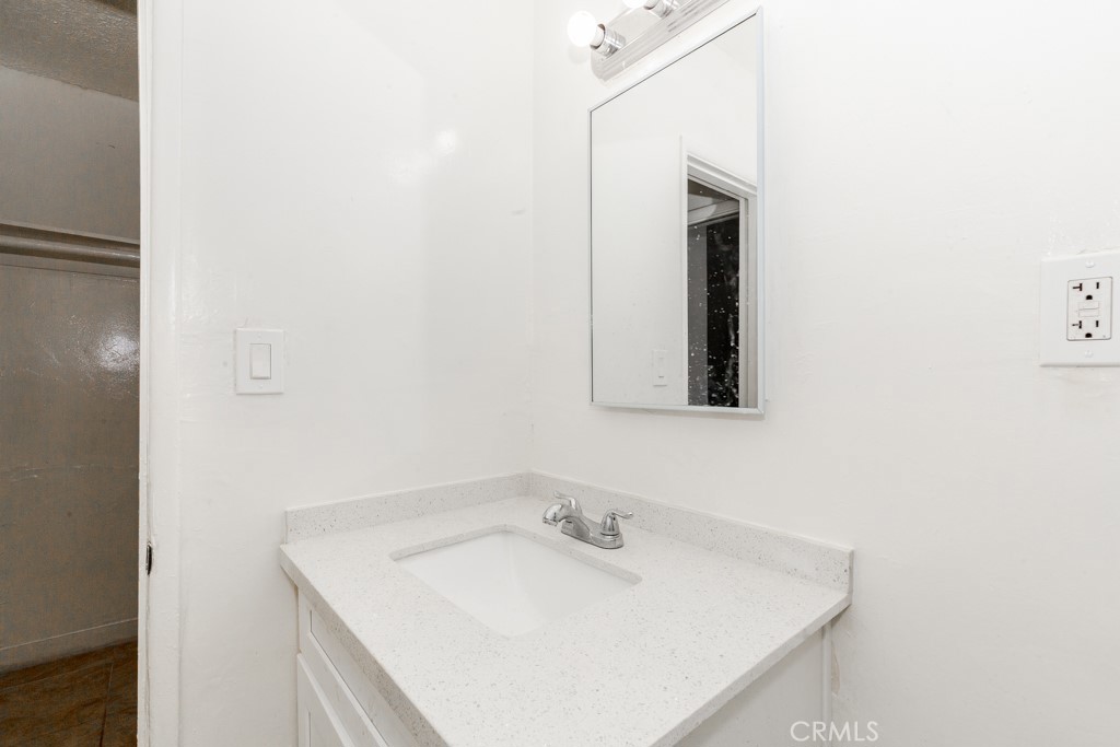 518 West Fredricks Street Barstow, CA 92311 - Photo 15 of 35 a bathroom with a sink and a mirror