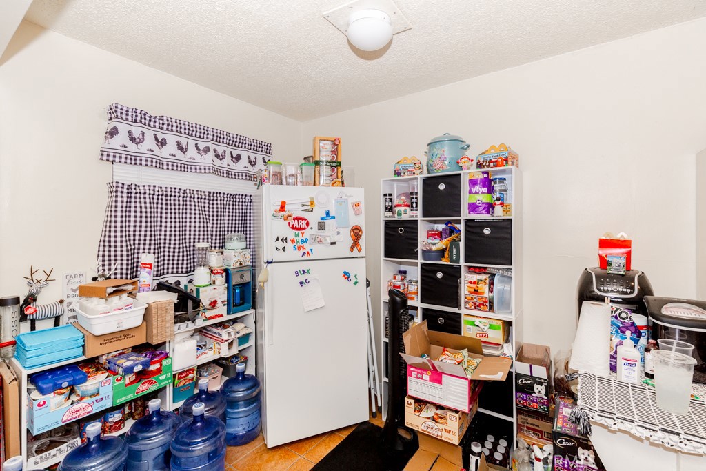518 West Fredricks Street Barstow, CA 92311 - Photo 23 of 35 a room with toys and wooden floor