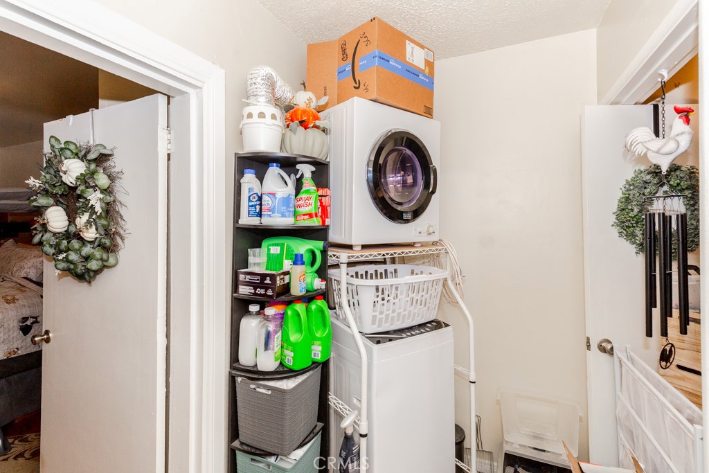 518 West Fredricks Street Barstow, CA 92311 - Photo 29 of 35 a utility room with dryer and washer