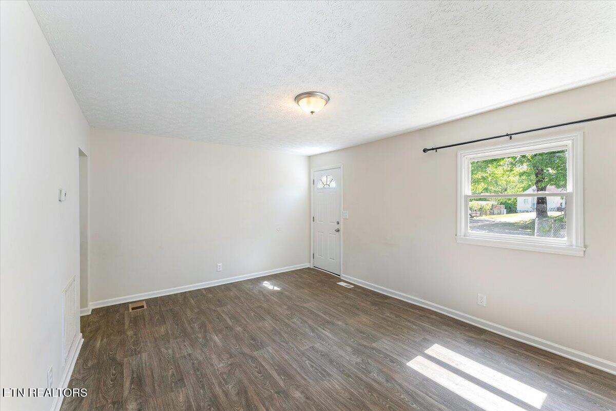 158 Hamilton Circle Oak Ridge, TN 37830 - Photo 15 of 24 08-Living Room A3