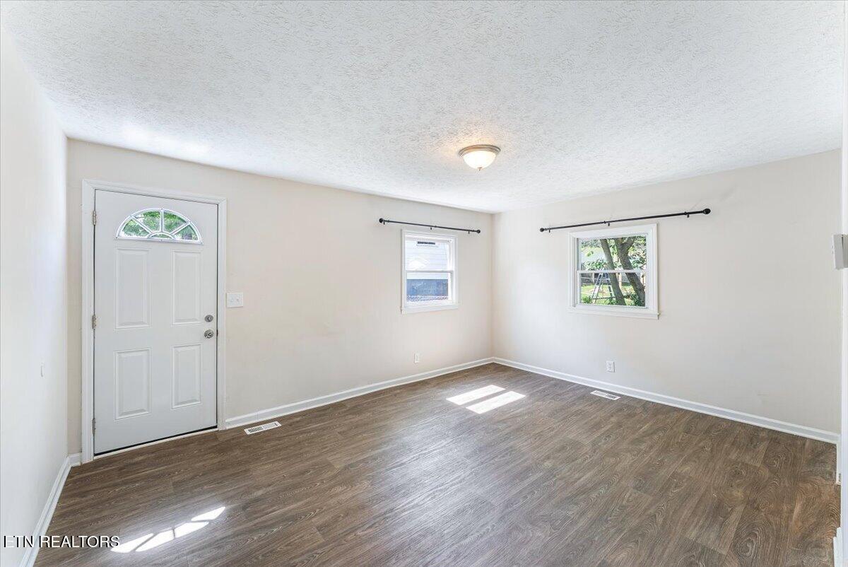 158 Hamilton Circle Oak Ridge, TN 37830 - Photo 16 of 24 09-Living Room A4