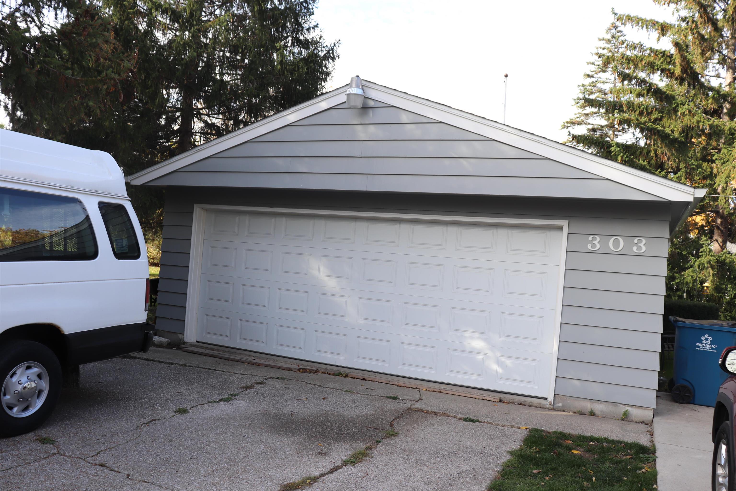 303 Yale Street Bay City, MI 48708 - Photo 6 of 58