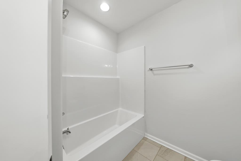 1304 McAlpine Ridge Auburn, AL 36830 - Photo 20 of 34 a bathroom with a bathtub