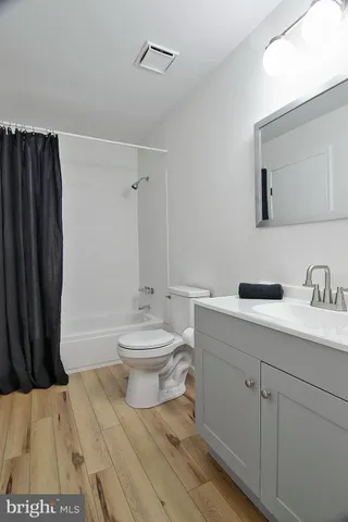 a view of an entryway with microwave