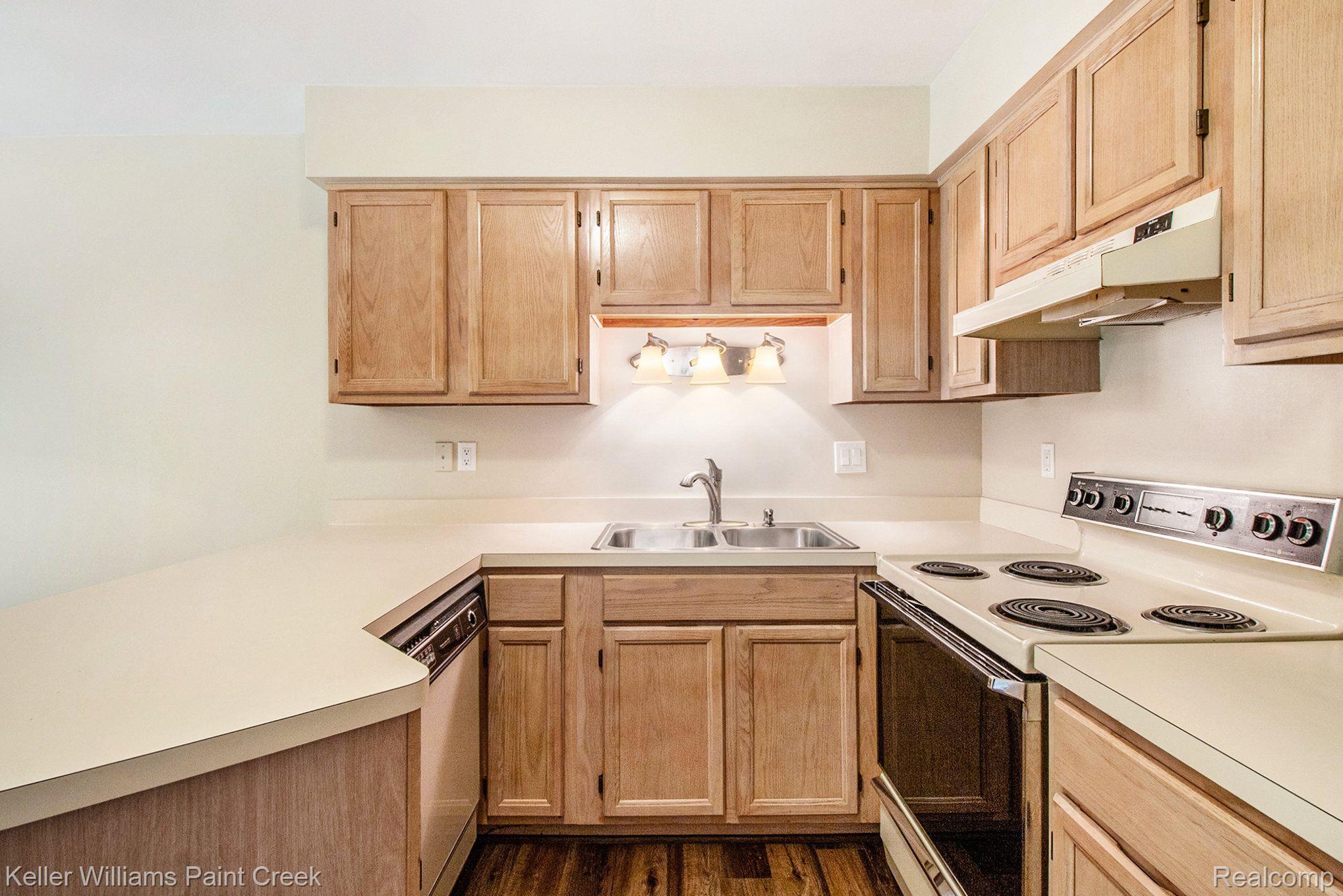 2351 Rochelle Park Drive Rochester, MI 48309 - Photo 4 of 20 Well-maintained kitchen is immaculately clean.