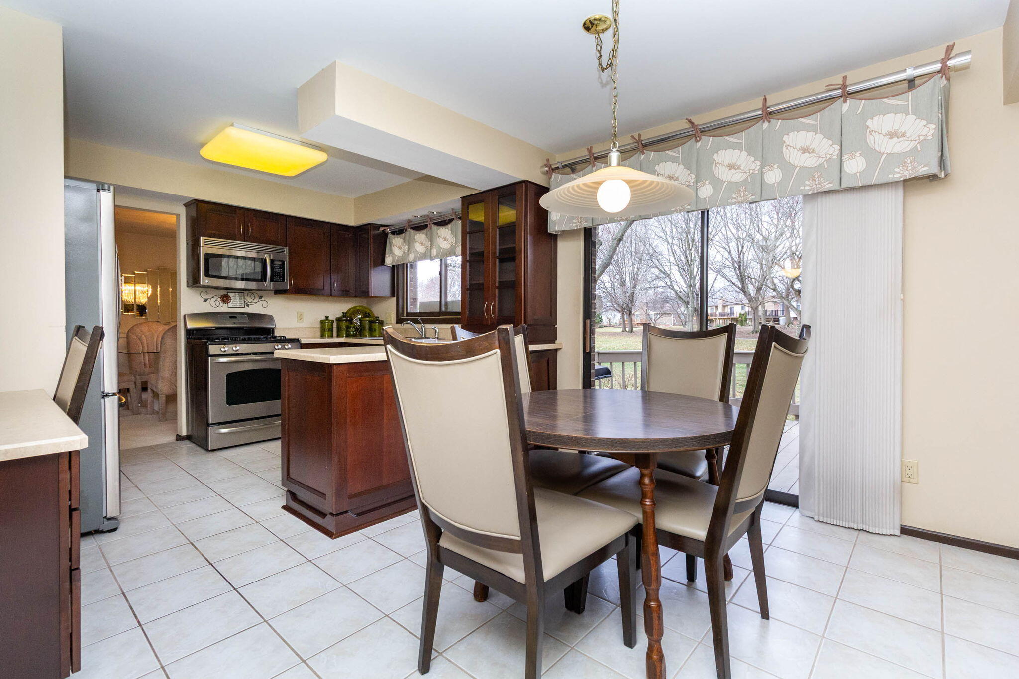 22175 Wingate Court Farmington, MI 48335 - Photo 15 of 44 Casual Dining