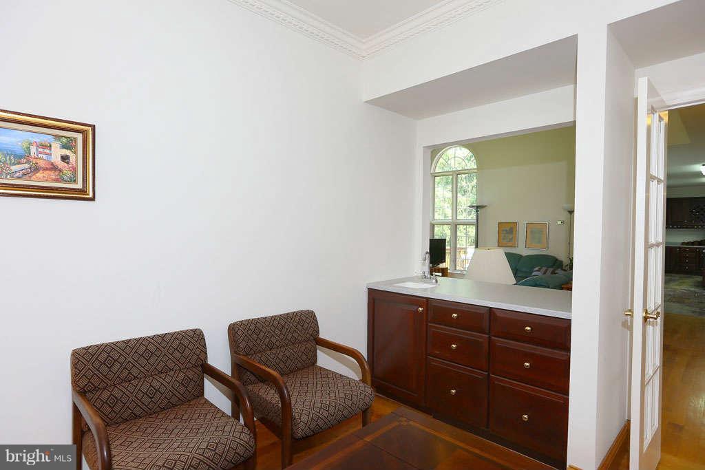 12530 Falls Road Potomac, MD 20854 - Photo 12 of 27 a living room with furniture