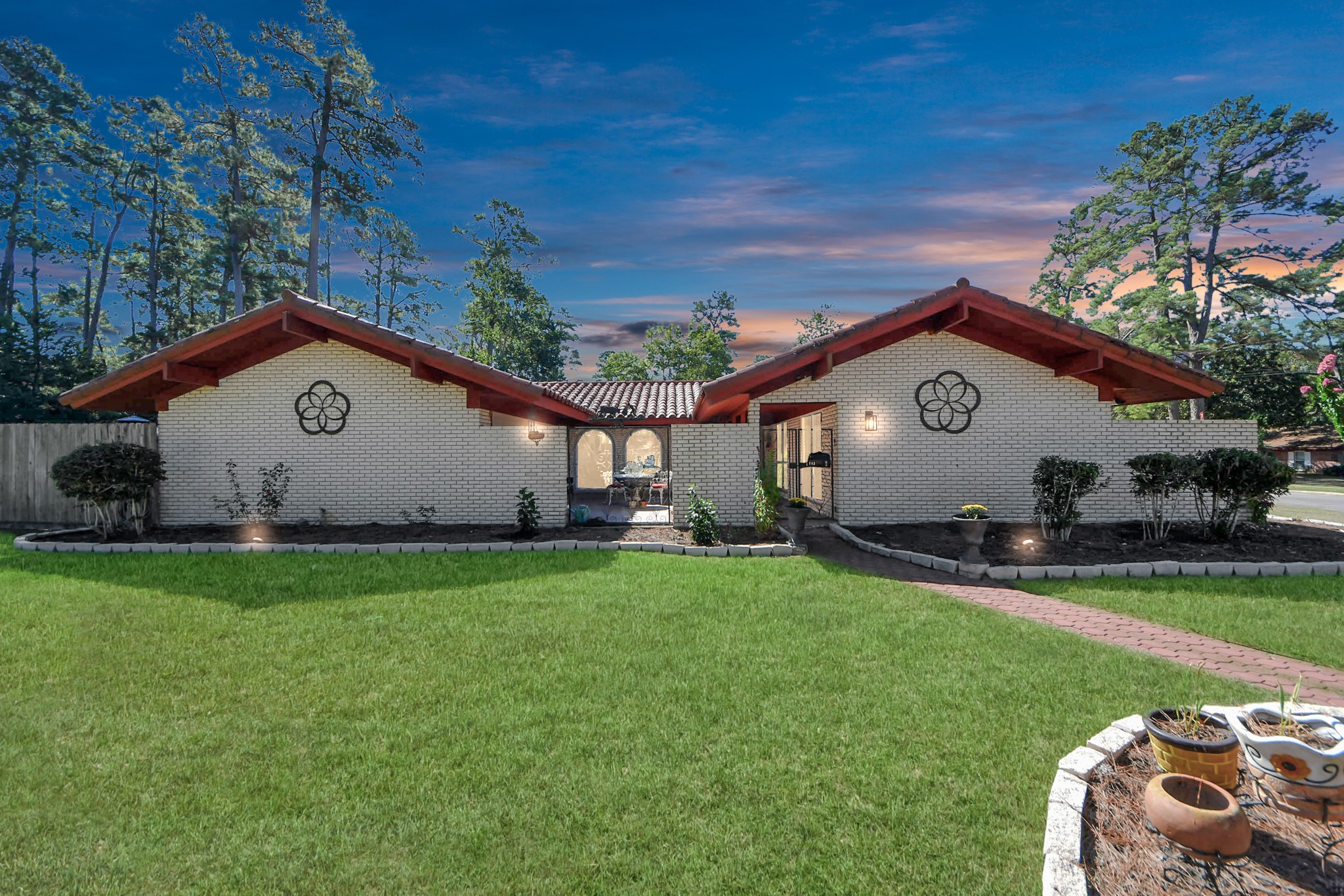 a view of a house with backyard