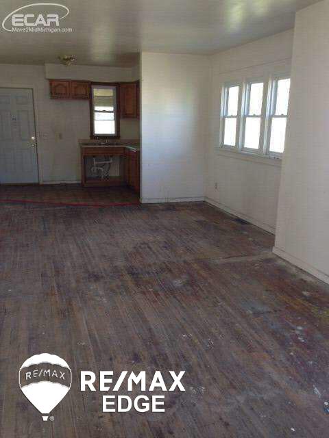 3417 Davison Road Flint, MI 48506 - Photo 7 of 15 20440173-6.JPG