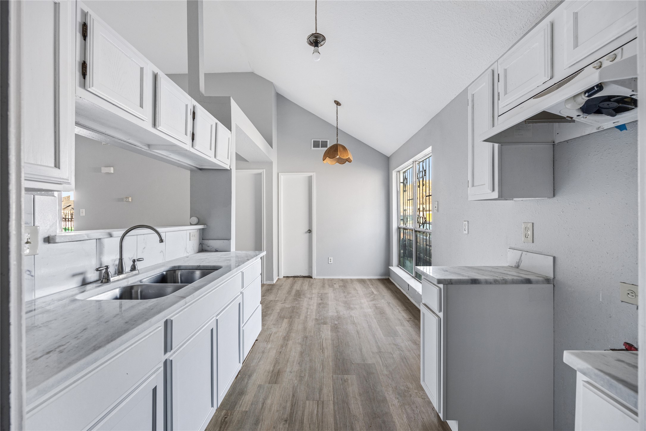 11018 Clark Road Houston, TX 77076 - Photo 8 of 25