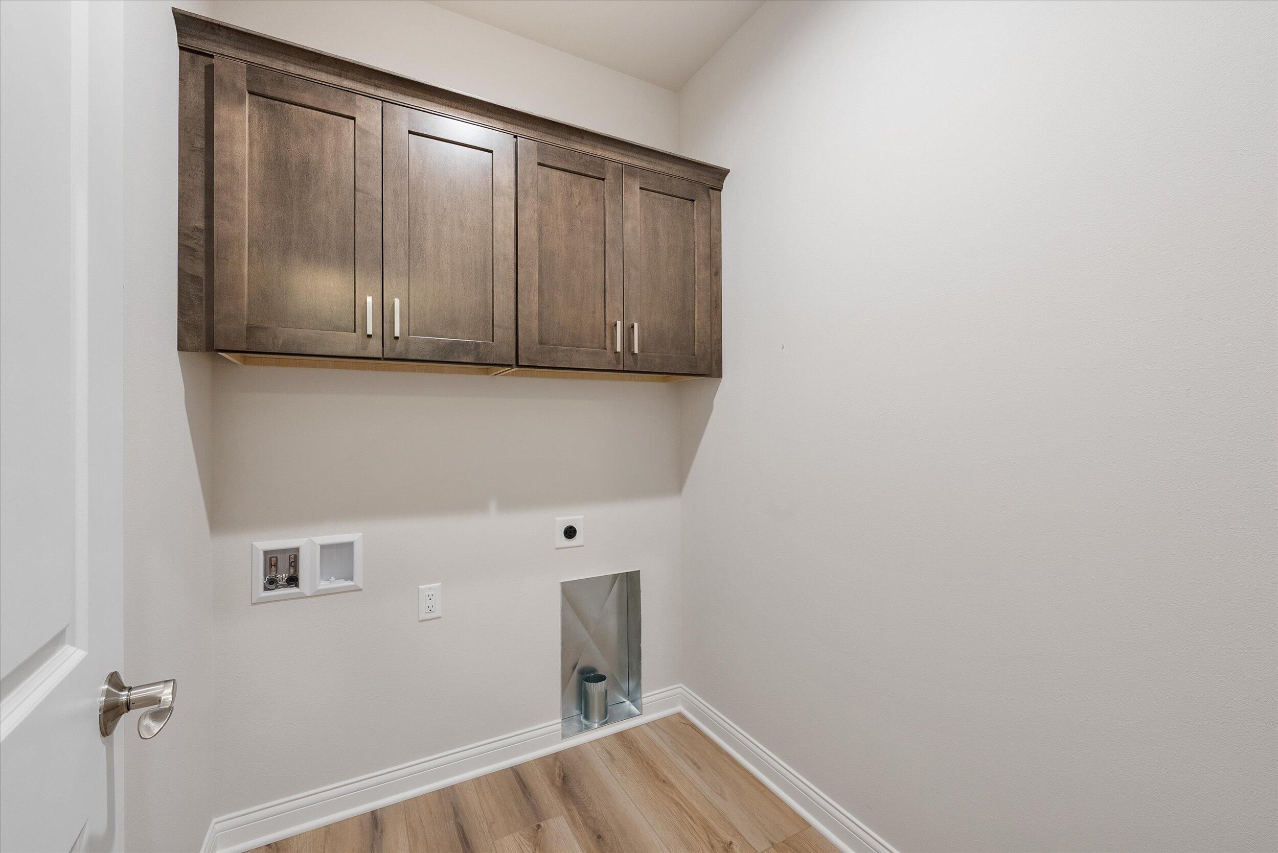 394 Sandy Circle Pewaukee, WI 53072 - Photo 29 of 36 Laundry Room