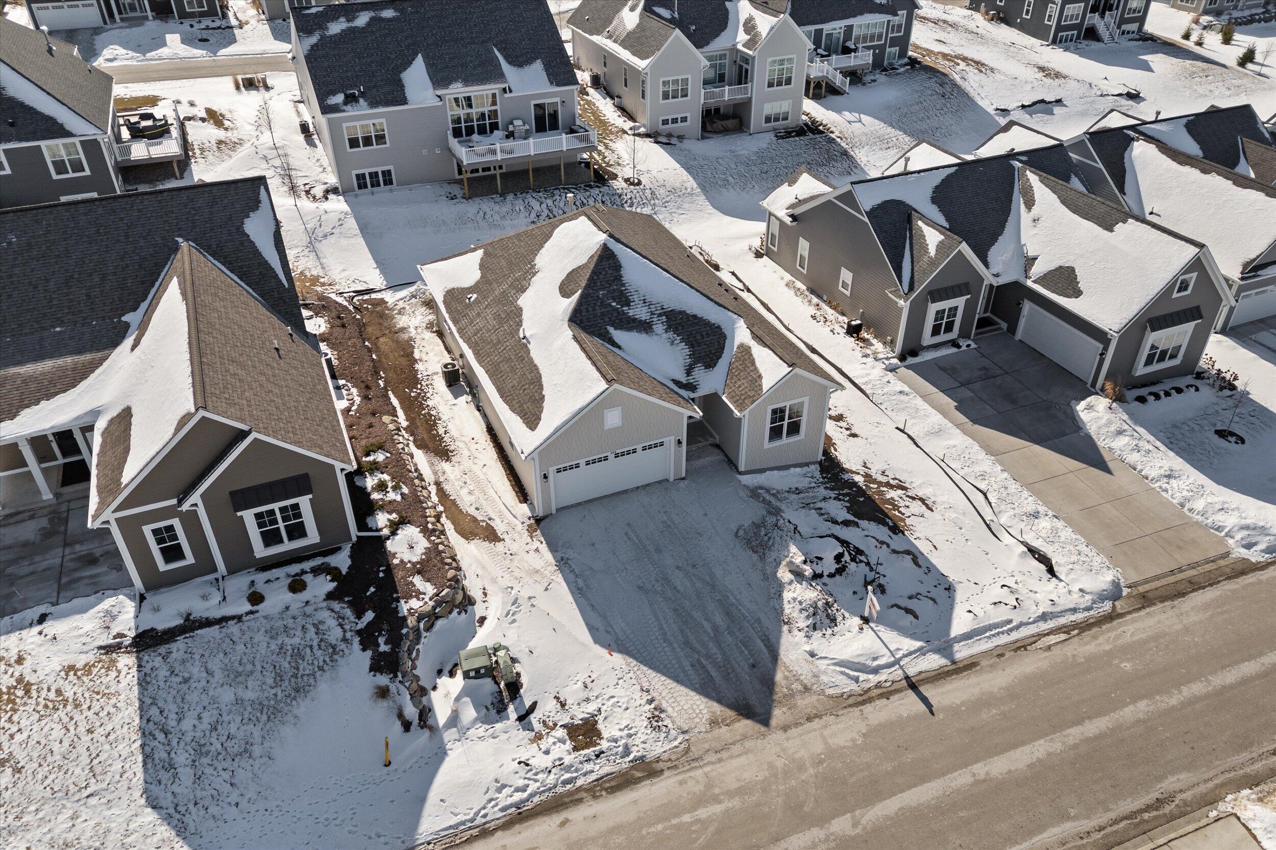 394 Sandy Circle Pewaukee, WI 53072 - Photo 35 of 36 Aerial