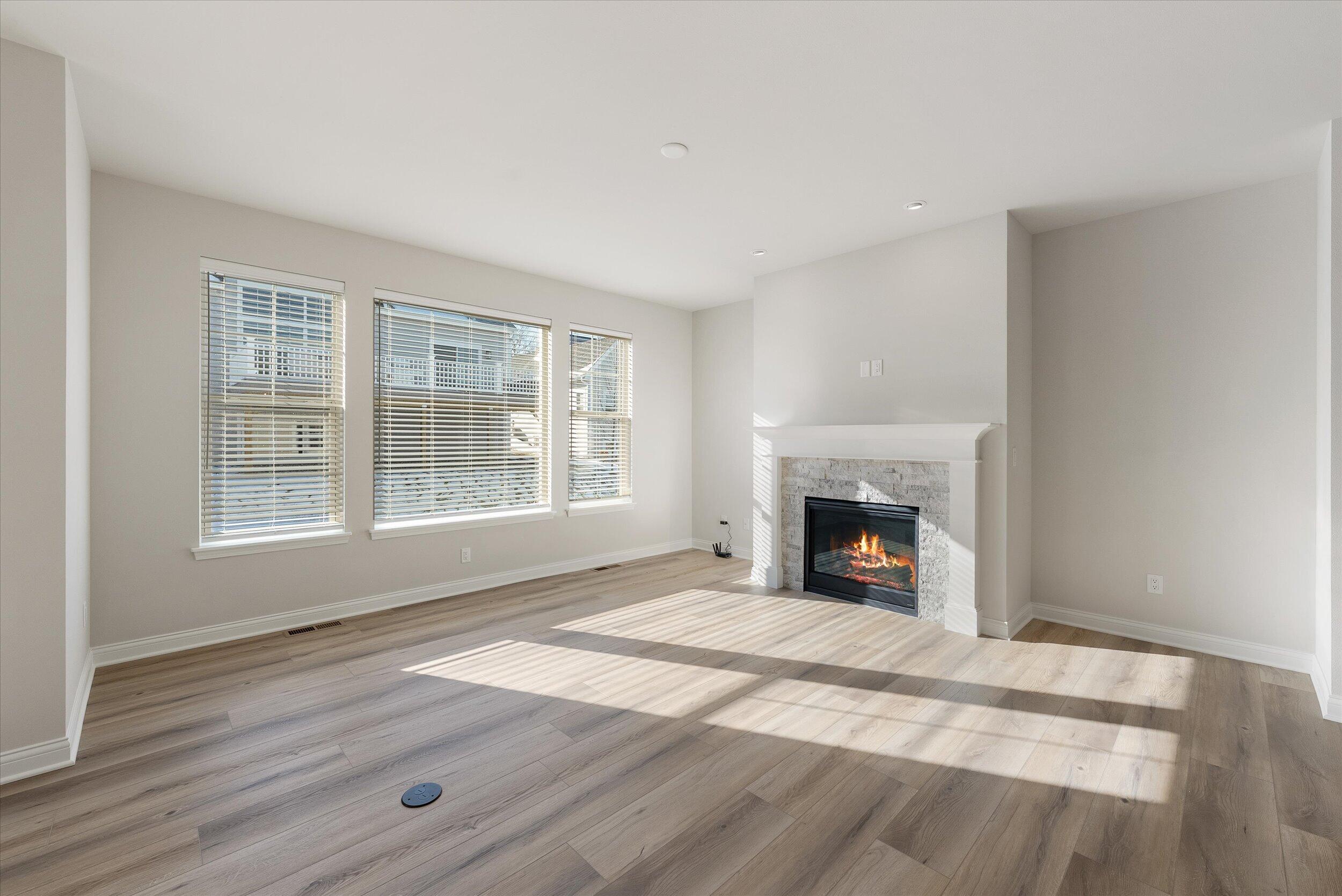 394 Sandy Circle Pewaukee, WI 53072 - Photo 8 of 36 Living Area