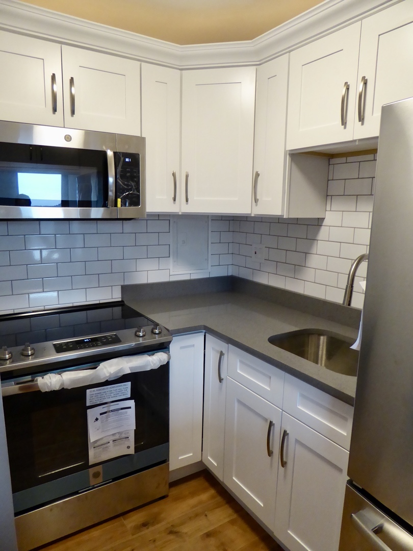 6166 North Sheridan Road, Unit 8L Chicago, IL 60660 - Photo 4 of 20