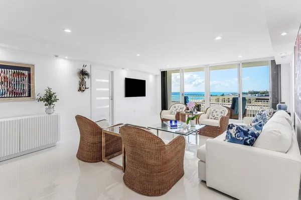 $999,000 | 2780 South Ocean Boulevard, Unit 805, Palm Beach, FL 33480