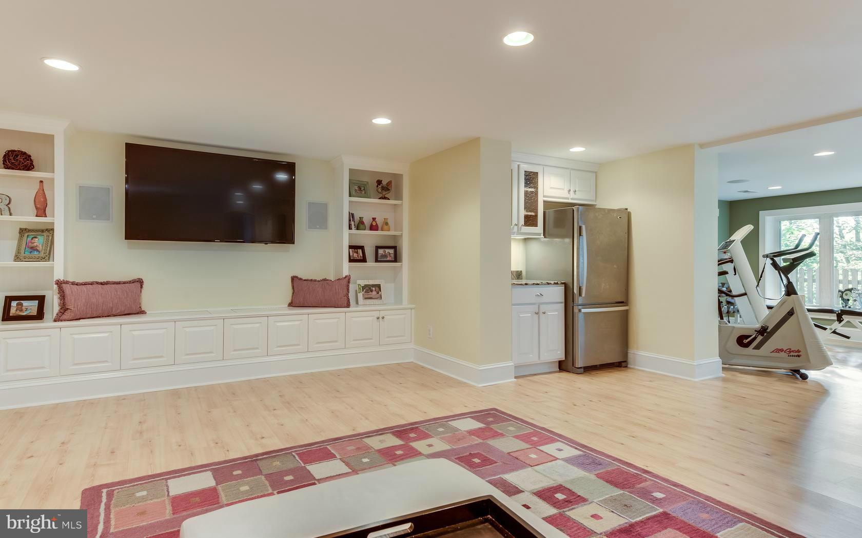 8 Revell Road Severna Park, MD 21146 - Photo 21 of 30 Family Room w/ Built-Ins