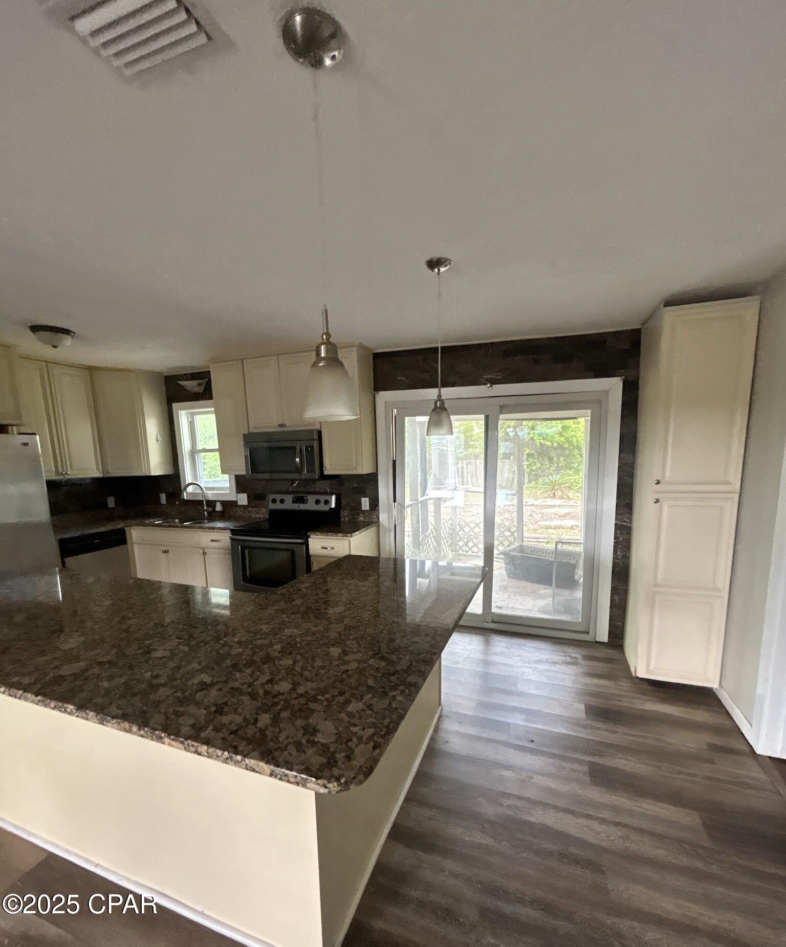 2004 Greenbriar Boulevard Lynn Haven, FL 32444 - Photo 6 of 39