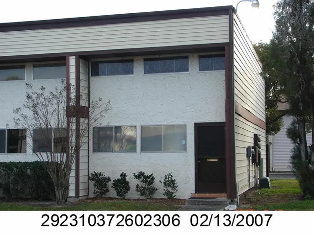 a black and white photo of a building