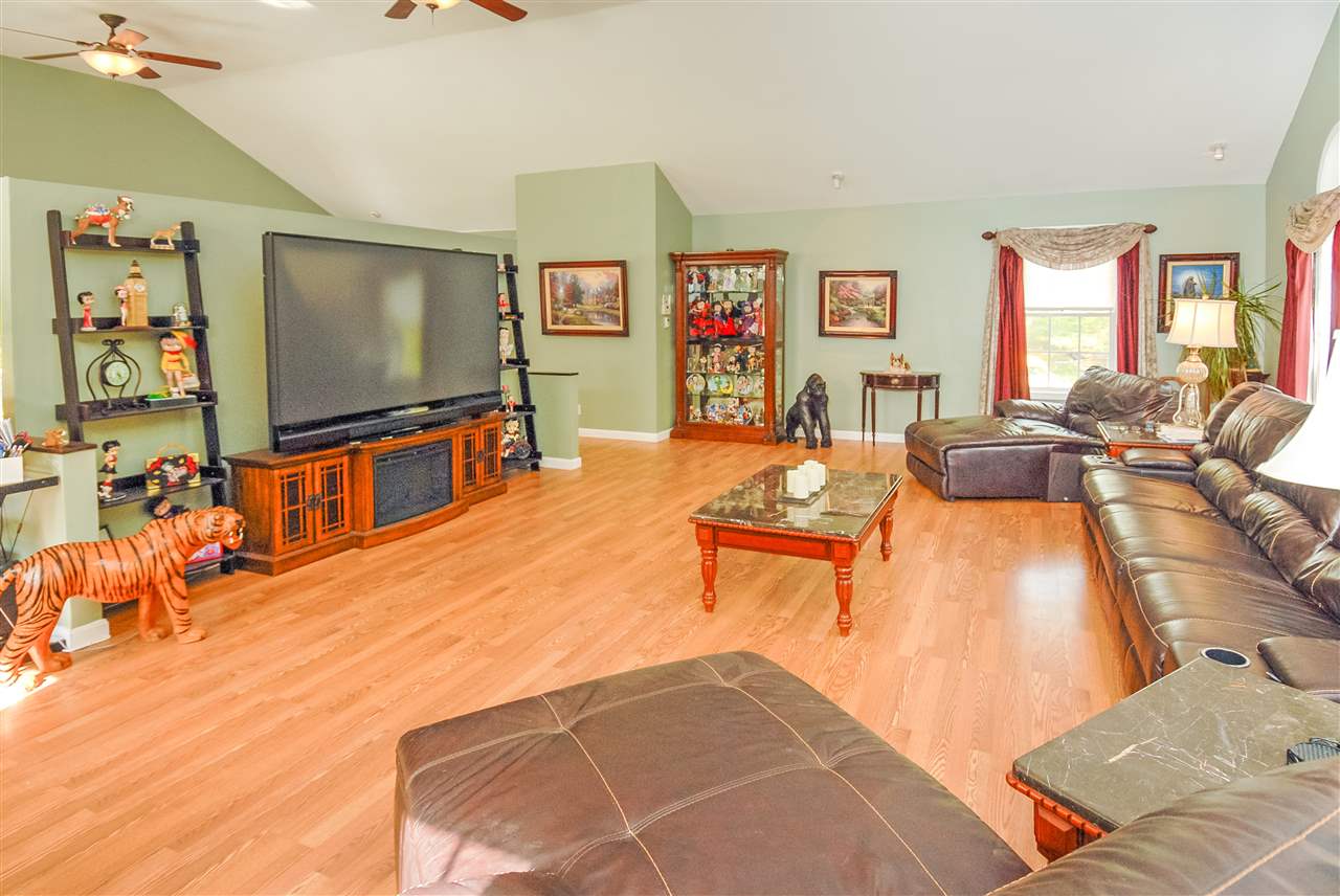 30 Lane Road Pelham, NH 03076 - Photo 4 of 33
